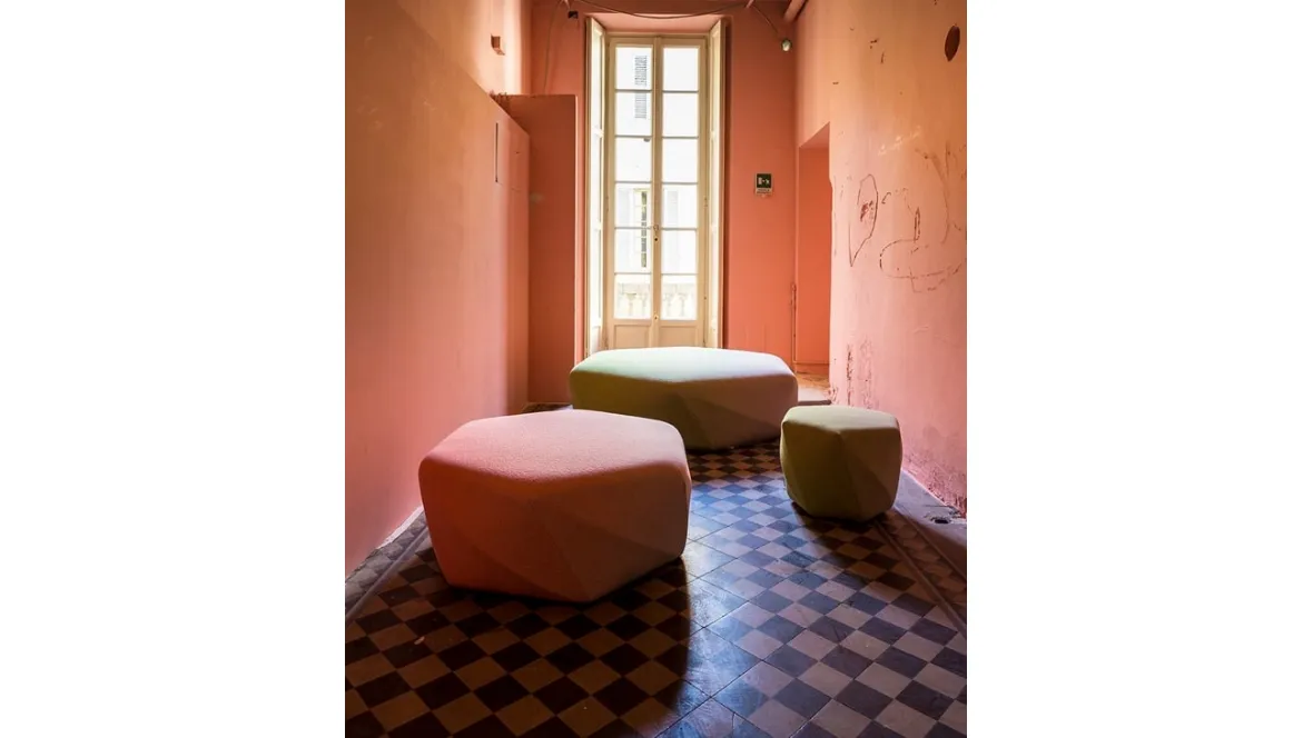 Pouf dal profilo sfaccettato in tessuto che evoca la forma di una pietra preziosa Brook di Moroso