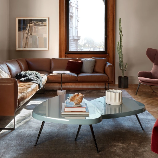 Tavolino Constantin in lamina di ottone e legno di Cassina