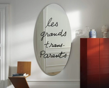 Specchio ovale con scritta Les Grands Trans-Parents di Cassina