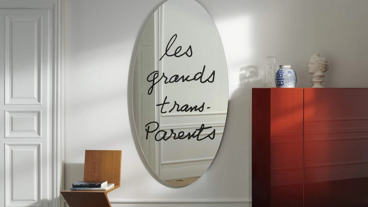 Specchio ovale con scritta Les Grands Trans-Parents di Cassina