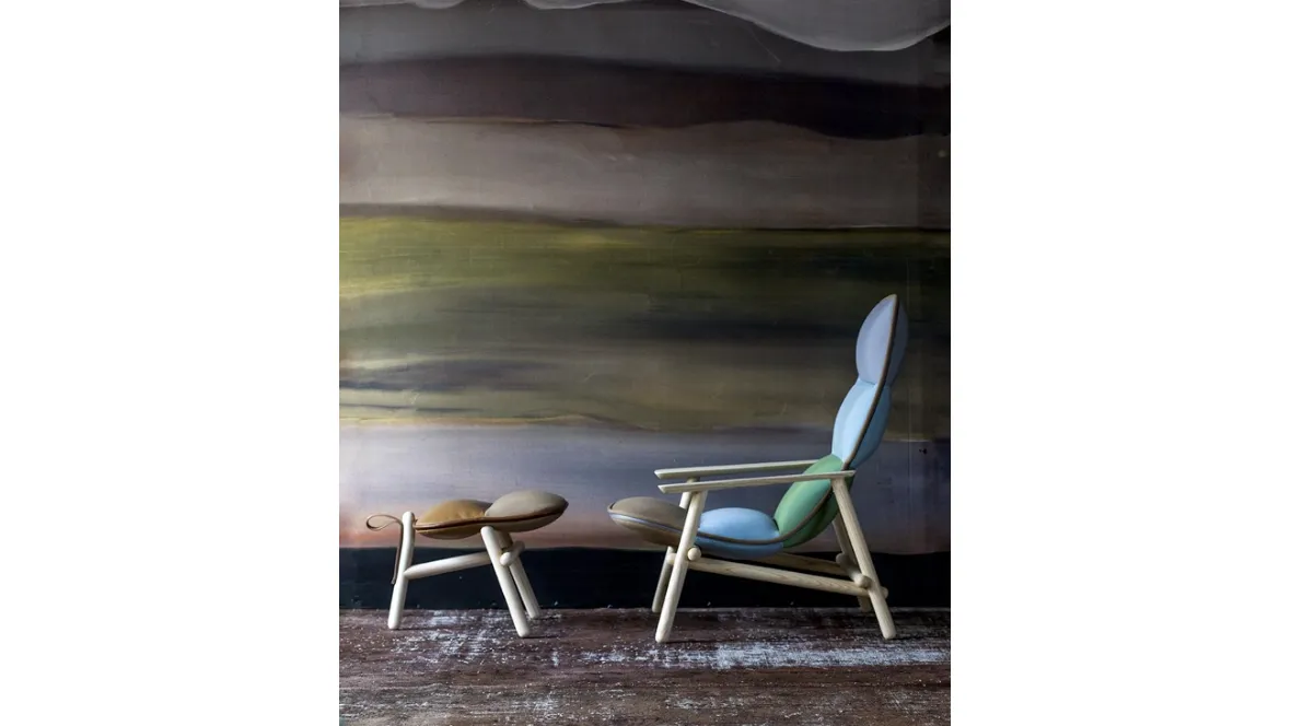 Pouf in pelle con basamento in frassino Lilo di Moroso