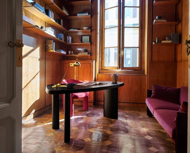 Scrittoio in legno dalle forme arrotondate e asimmetriche Petit Bureau di Cassina