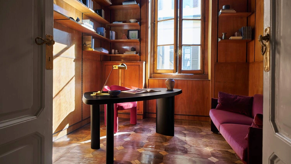 Scrittoio in legno dalle forme arrotondate e asimmetriche Petit Bureau di Cassina