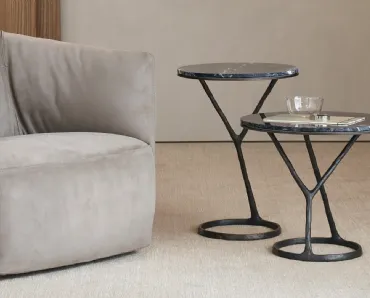 Tavolini Ilda in marmo e ottone di Poliform