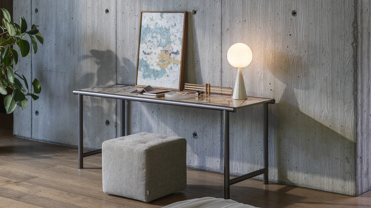 Scrittoio Iko con top in marmo di Flou