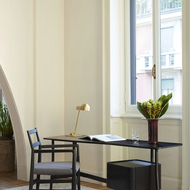 Scrittoio Sled in rovere tinto nero di Cassina