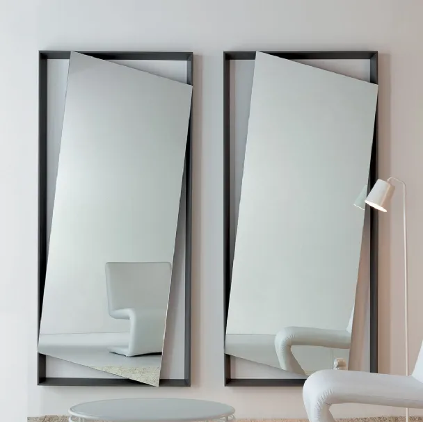 Specchio di design Hang Up con cornice in legno laccato di Bonaldo