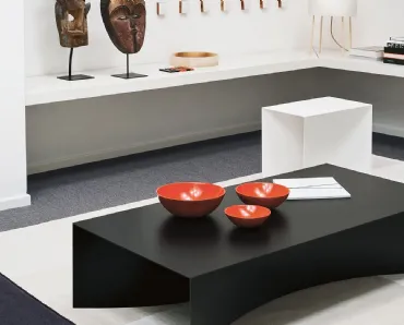 Tavolino Void in lamiera di acciaio laccato nero o bianco di Desalto