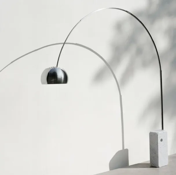 Lampada da terra Arco in acciaio con base in marmo di Flos