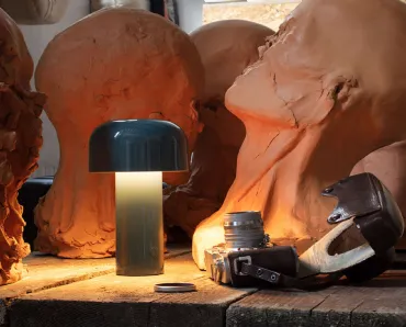 Lampada da tavolo ricaricabile Bellhop Table di Flos