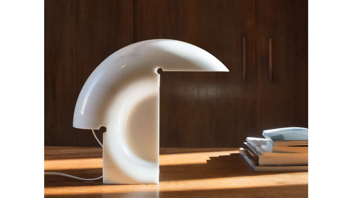 Lampada da tavolo di design in marmo bianco di Carrara Biagio di Flos