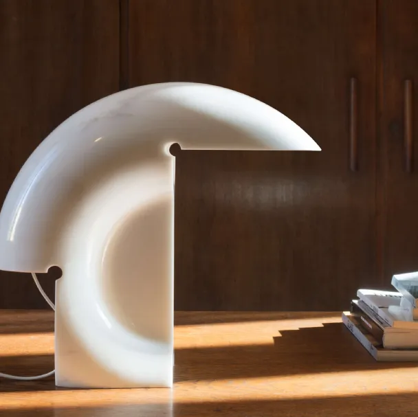 Lampada da tavolo di design in marmo bianco di Carrara Biagio di Flos