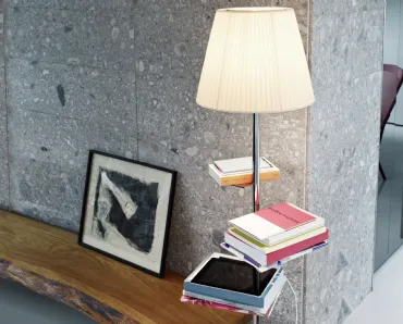 Lampada da terra Bibliotheque Nationale con asta portalibri in acciaio con diffusore in tessuto e PVC di Flos