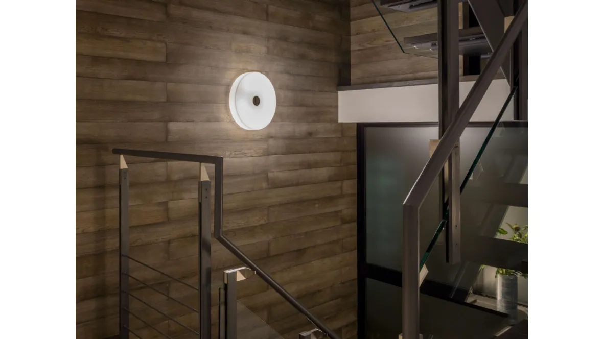 Lampada da parete con diffusore in vetro opale Button di Flos