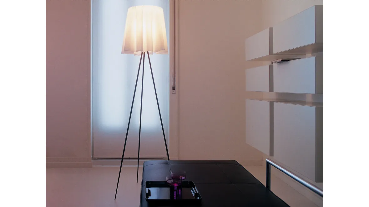 Lampada da terra Rosy Angelis con diffusore in tessuto ultraleggero con steli in alluminio di Flos