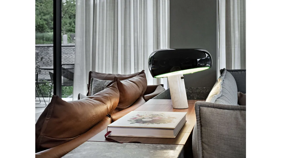 Lampada da tavolo di design Snoopy in metallo verniciato e base in marmo di Flos