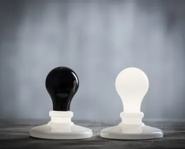 Lampada da tavolo Light Bulb in vetro soffiato e alluminio di Foscarini