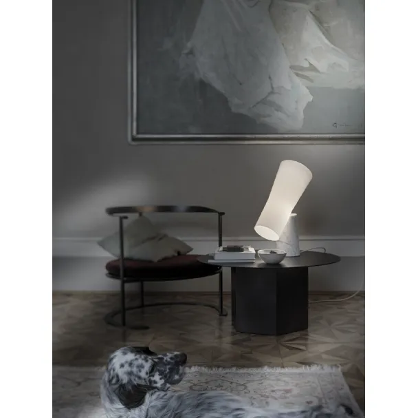 Lampada da tavolo in vetro soffiato e marmo di Carrara Nile di Foscarini