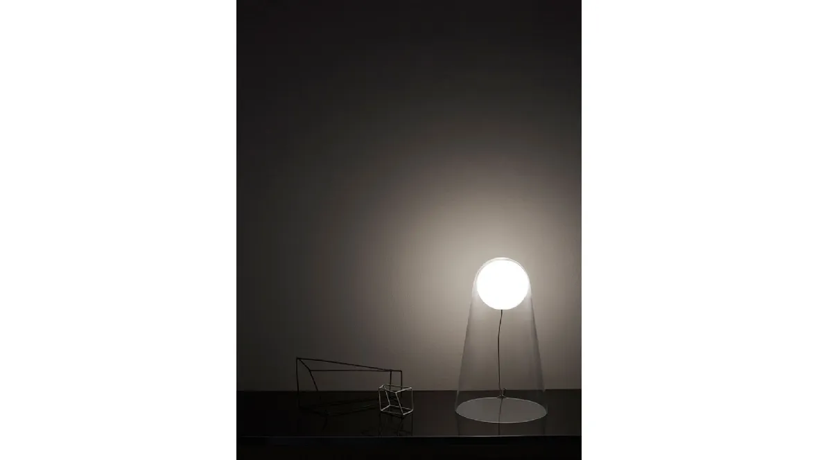 Lampada da tavolo a campana di vetro soffiato che trattiene un globo di luce Sattellight di Foscarini