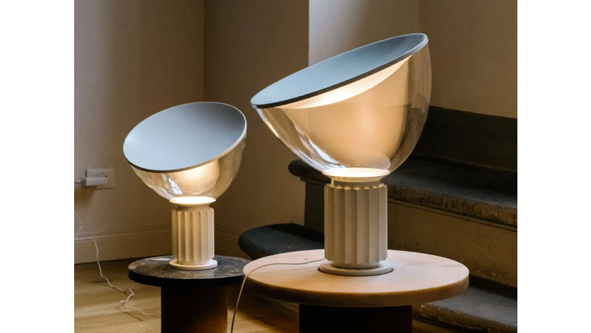 Lampada da tavolo Taccia con diffusore in vetro e base in metallo di Flos