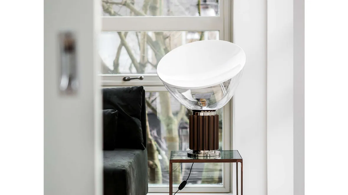 Lampada da tavolo Taccia con diffusore in vetro e base in metallo di Flos
