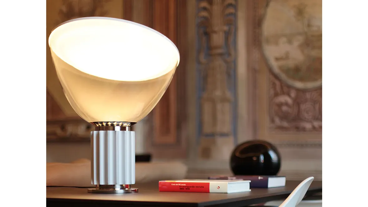 Lampada da tavolo Taccia con diffusore in vetro e base in metallo di Flos