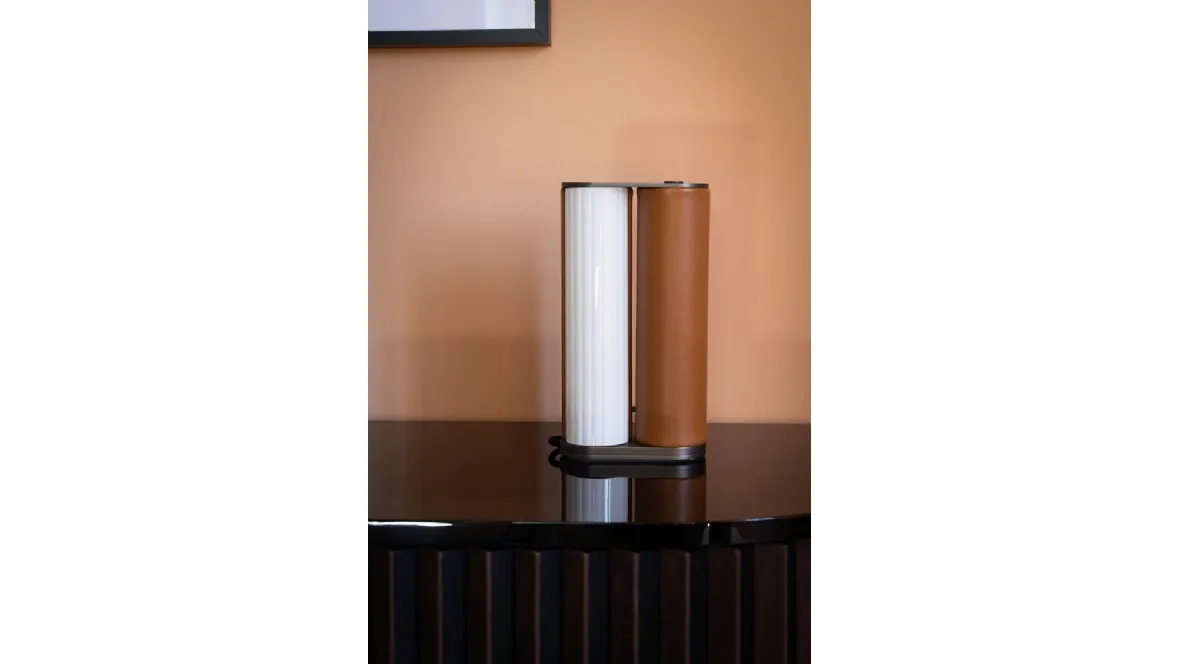 Lampada da tavolo Wave in metallo, pelle e vetro di Baxter