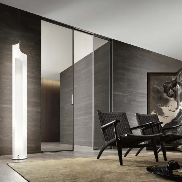 Porta per interni scorrevole Zen in vetro grigio trasparente con struttura in metallo finitura Bronzo di Rimadesio