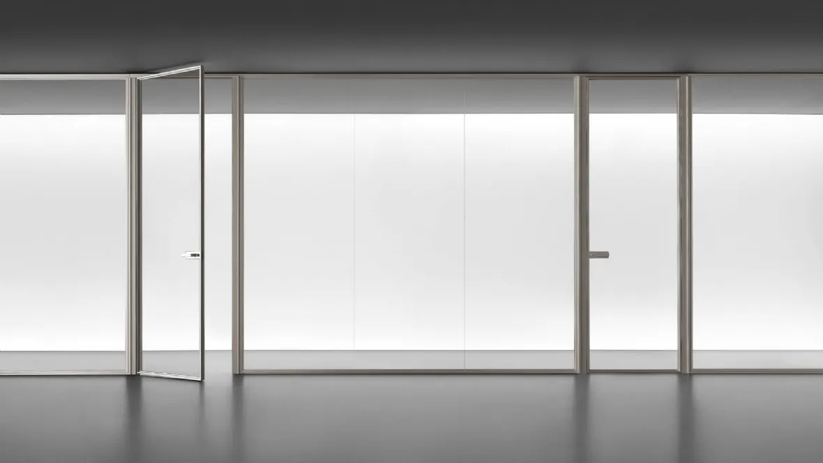Porta per interni Zen + sistema Spazio in vetro trasparente con struttura finitura Platino di Rimadesio