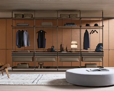 Cabina armadio Zenit con struttura in metallo, ripiani in vetro e accessori in ecopelle Argilla di Rimadesio