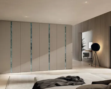 Armadio con ante battenti in laccato opaco con inserto in vetro Cut 1165 di Lago