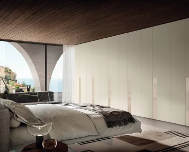 Armadio con ante battenti in laccato opaco con inserti in vetro Key 1163 di Lago