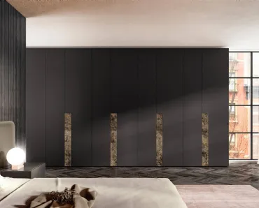 Armadio con ante battenti in laccato opaco con inserto in vetro effetto marmo Key 1201 di Lago