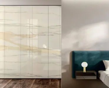 Armadio con ante battenti Flapp in vetro Marble XGlass di Lago
