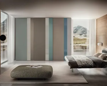 Armadio con ante scorrevoli in laccato opaco e vetro NOW Quick Sliding 1170 di Lago