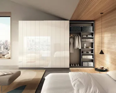 Armadio con ante scorrevoli NOW Sliding 1169 in vetro laccato di Lago