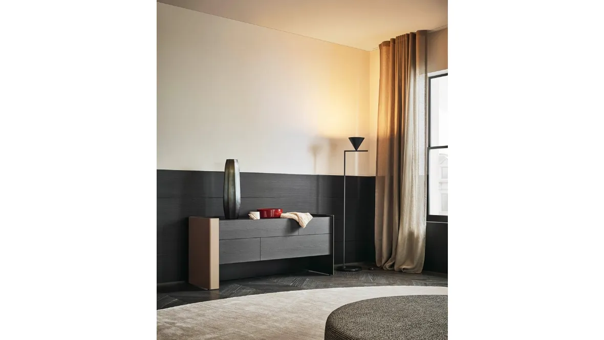 Comò Chloe in olmo nero e cuoio di Poliform