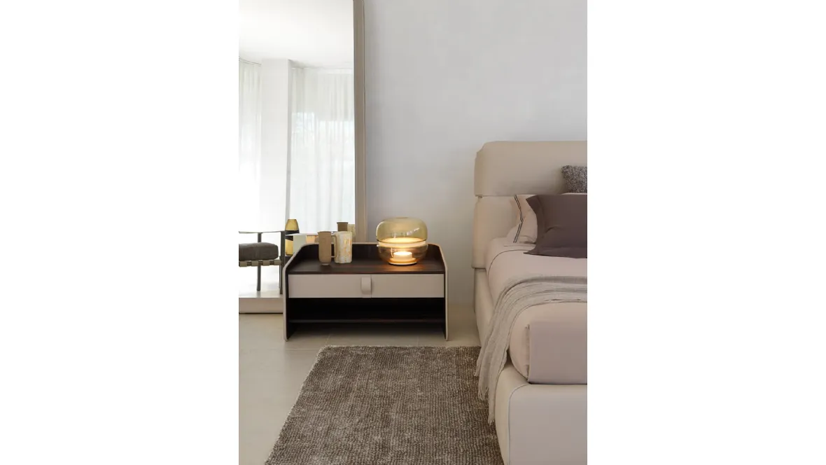 Comodino rivestito in pelle Gentleman di Flou