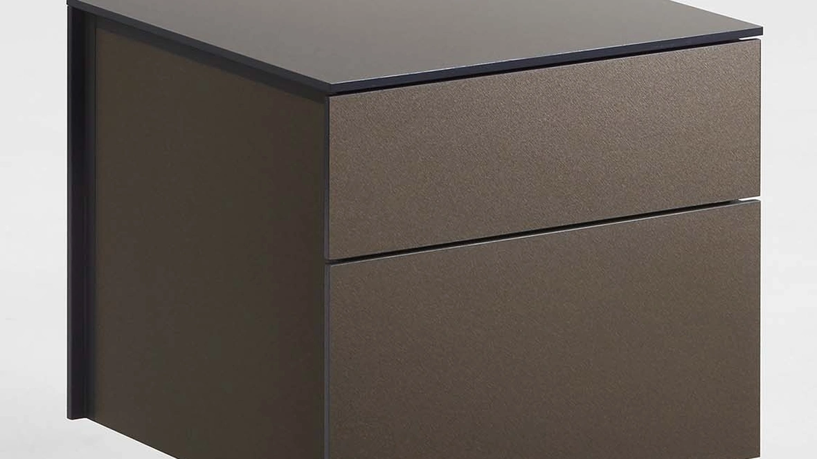 Comodino Juta Alto con piedino centrale di Flou