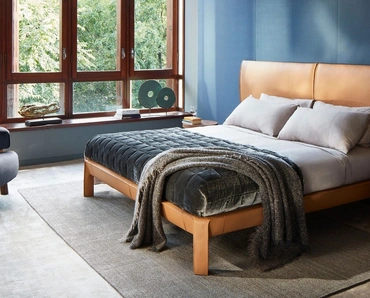 Letto matrimoniale in pelle Cab Night di Cassina