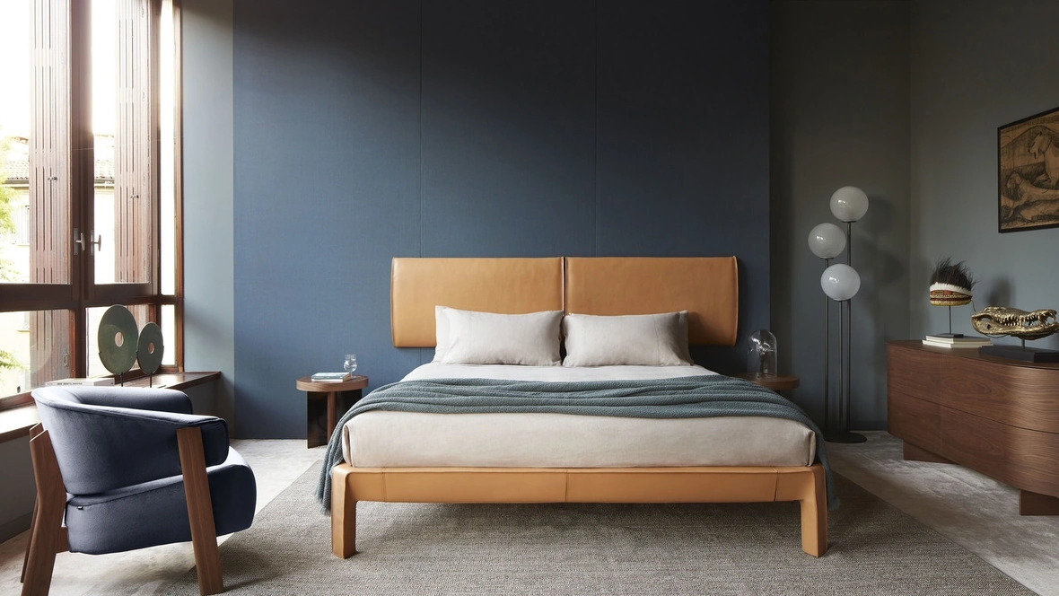 Letto matrimoniale in pelle Cab Night di Cassina