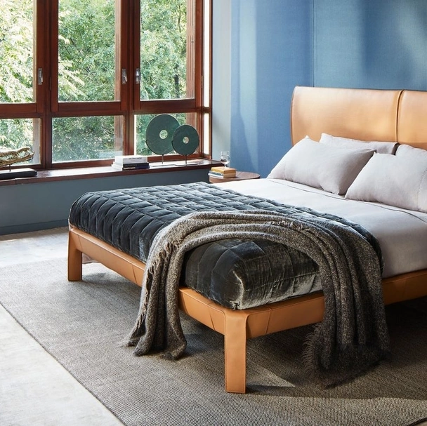 Letto matrimoniale in pelle Cab Night di Cassina