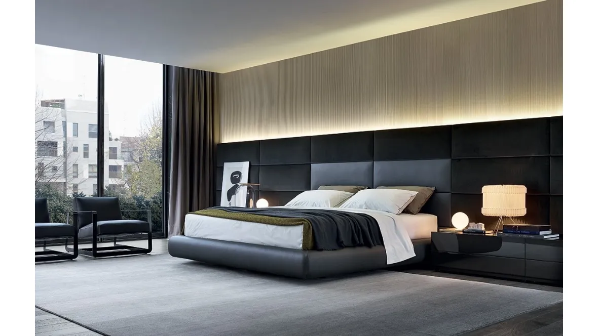 Letto in pelle imbottito con testiera boiserie in pelle e velluto Dream di Poliform