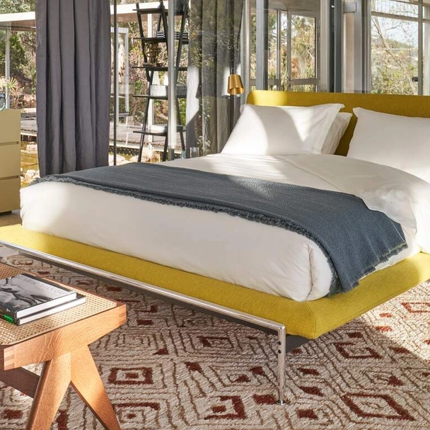 Letto in tessuto imbottito Esosoft di Cassina