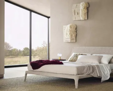 Letto Kelly in tessuto Naxos Sabbia di Poliform