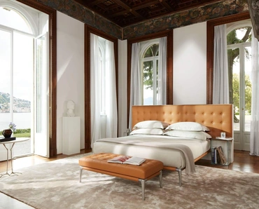Letto in pelle con testiera in lavorazione capitonné Volage di Cassina