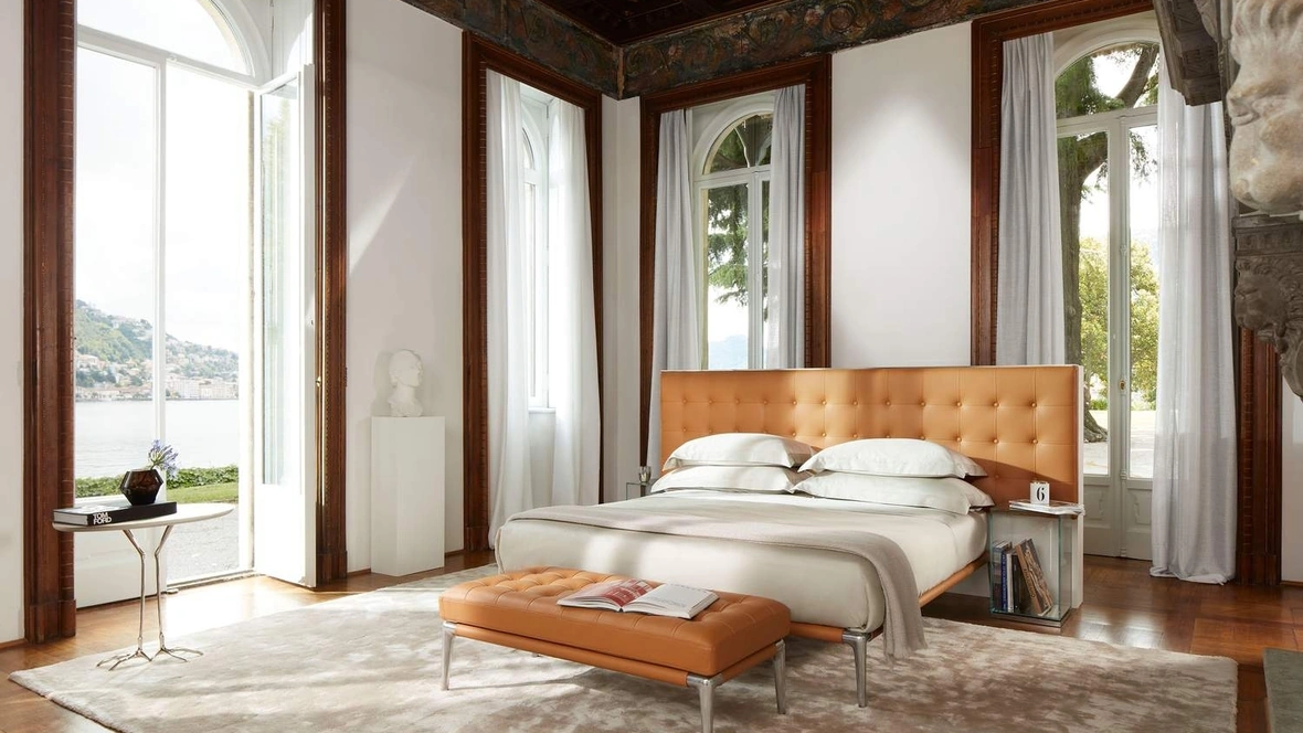 Letto in pelle con testiera in lavorazione capitonné Volage di Cassina