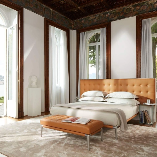 Letto in pelle con testiera in lavorazione capitonné Volage di Cassina