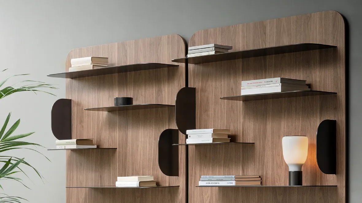 Libreria a muro Blabla in legno con ripiani in metallo di Bonaldo