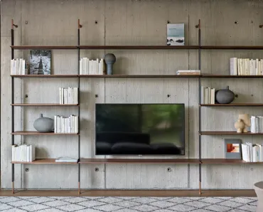 Libreria a muro componibile Roll con ripiani in legno e montanti in metallo di Bonaldo